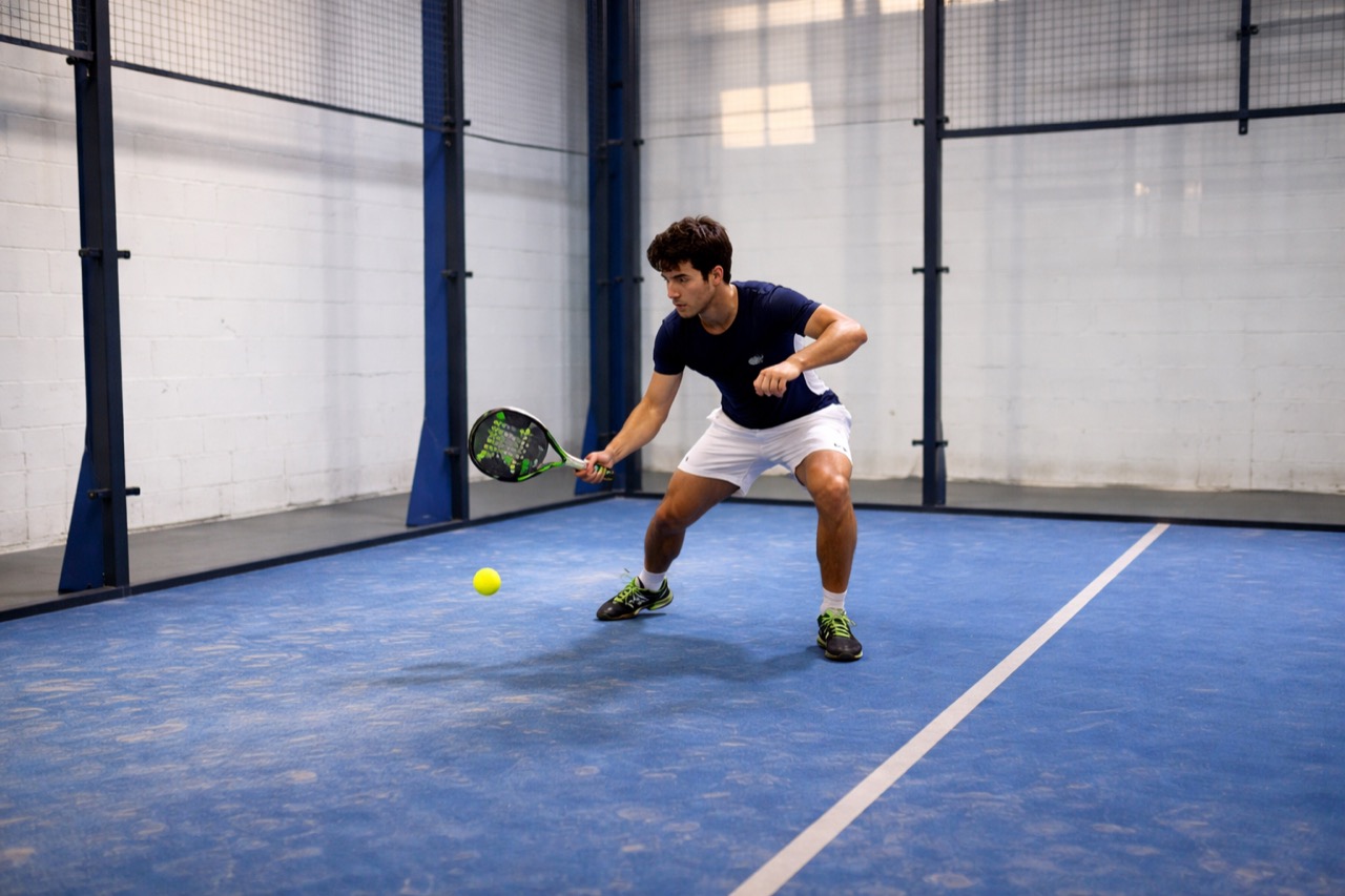 Wall shot in padel: how to read the bounce and stop freezing up