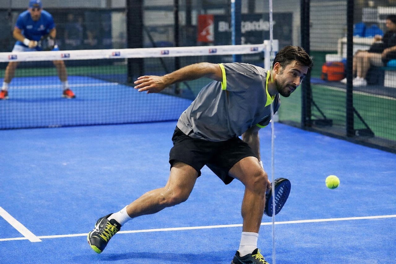 Back wall boast in padel: how to play off your own glass and survive