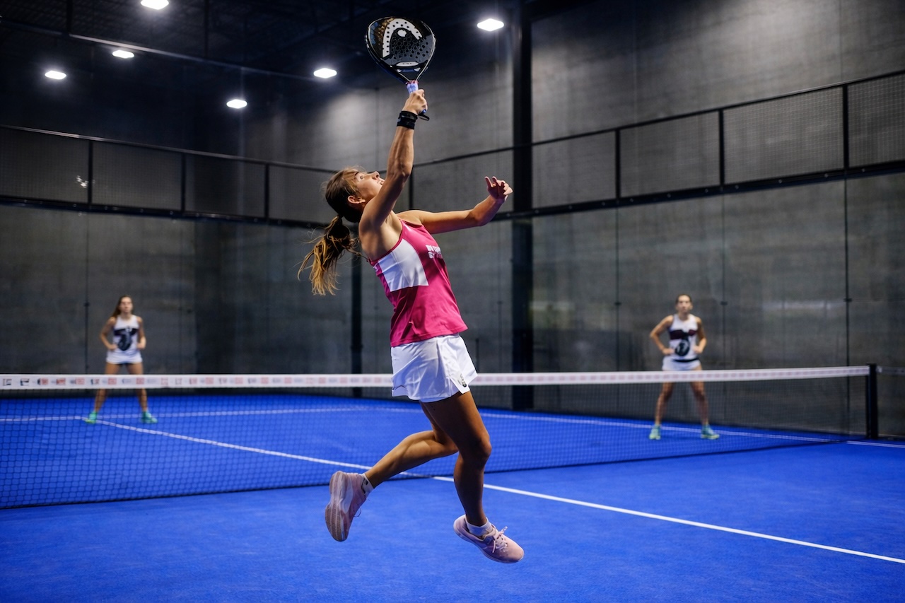 The gancho in padel: the overhead hook shot from the backhand side